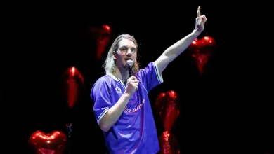 Voici nos impressions sur le passage de l'humoriste français Paul Mirabel au Centre Vidéotron avec son spectacle Par amour