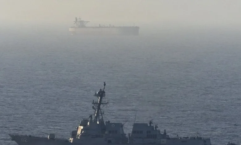 Washington phản ứng vụ Iran bắt tàu ở Hormuz, Bộ trưởng Hải quân Mỹ từ nhiệm