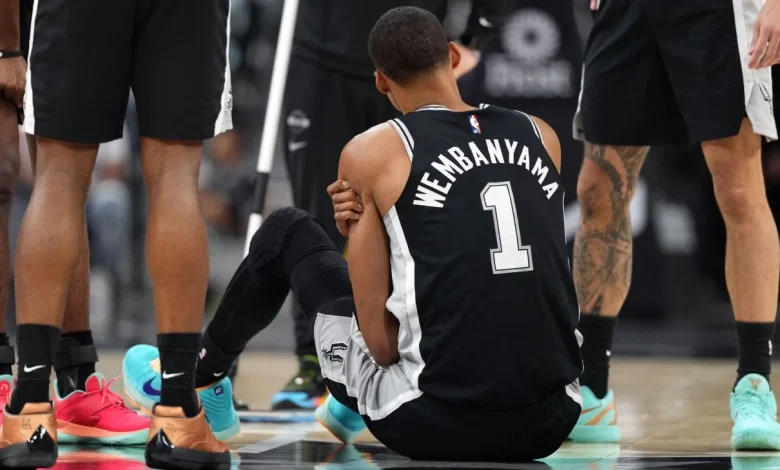 Wembanyama exits Spurs' game vs. 76ers with bruised rib