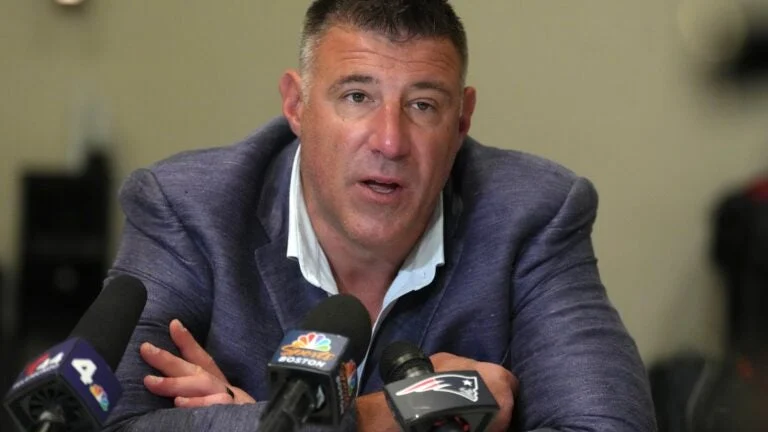 What Patriots' Mike Vrabel said about viral photos with NFL reporter