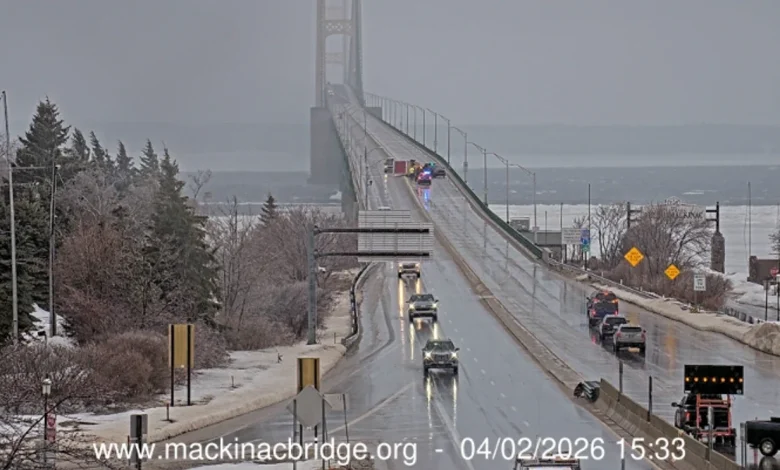 Windy and icy conditions on Mackinac Bridge, motorists warned to take caution