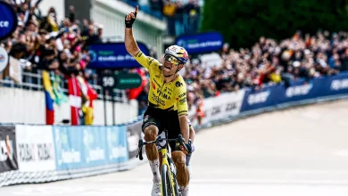 Wout van Aert bevrijdt zichzelf bij de kans van zijn leven en wint met Parijs-Roubaix eindelijk zijn kasseimonument