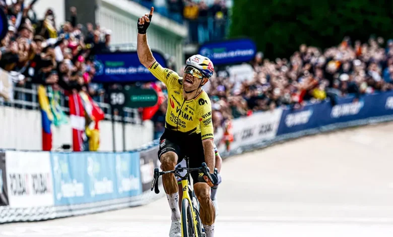 Wout van Aert bevrijdt zichzelf bij de kans van zijn leven en wint met Parijs-Roubaix eindelijk zijn kasseimonument