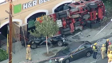 2 LAFD firefighters injured after fire truck overturns in Sunland