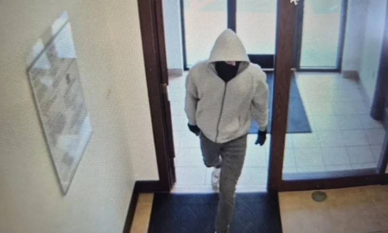 2 employees killed in Kentucky bank robbery, suspect at large, police say