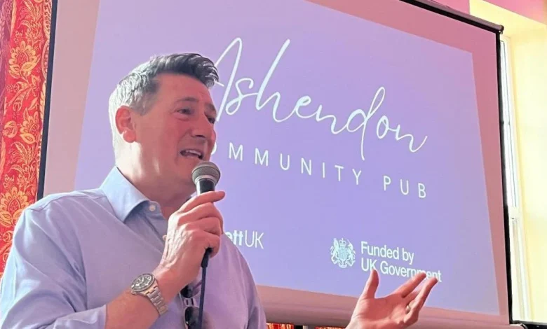 80s singing legend announces UK tour amid bid to save historic pub
