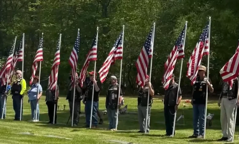 A World War II veteran had no one left to bury him. Then 1,500 strangers showed up.