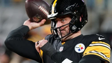 Aaron Rodgers is back with the Steelers after agreeing to a 1-year deal
