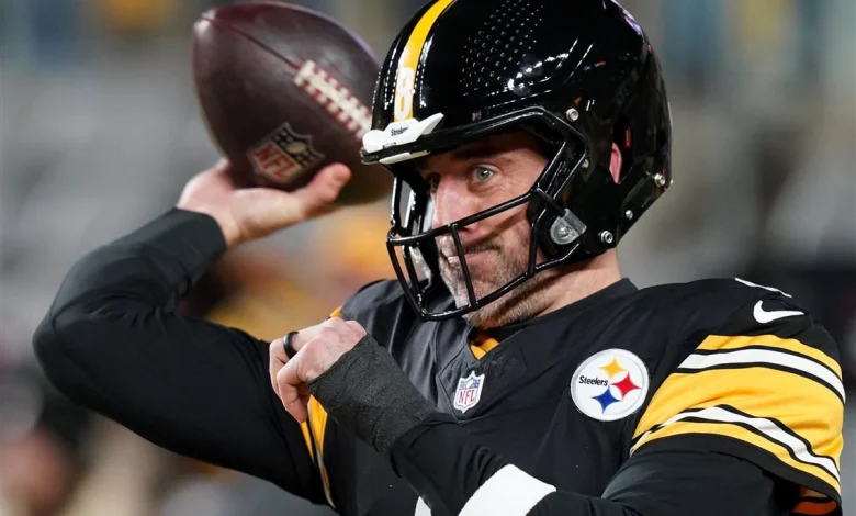 Aaron Rodgers is back with the Steelers after agreeing to a 1-year deal