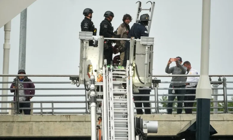 Activist ends protest atop DC bridge