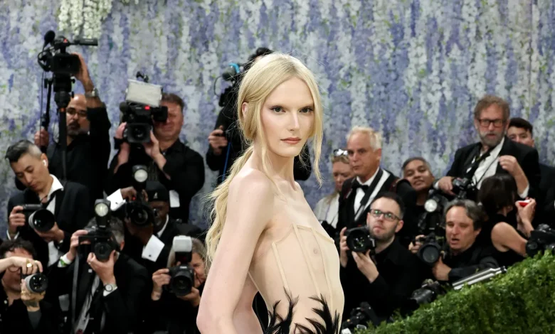 Alex Consani Channeled Botticelli and ‘Black Swan’ at the 2026 Met Gala