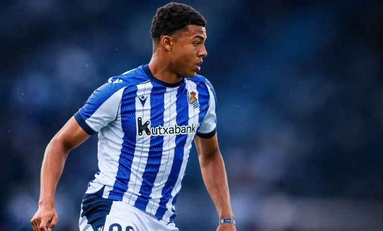 Álex Esnaola el delantero de 1,95m y 16 años que llega a Lezama: la comparación con Llorente es inevitable