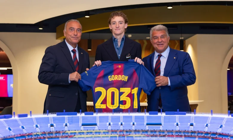 Anthony Gordon becomes an FC Barcelona player