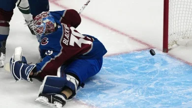 Avalanche make goaltending change after rough first period vs. Wild