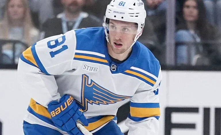 Blues ink Holloway to 5-year extension with reported $7.75M AAV