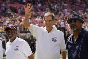 Browns legend Bernie Kosar back in hospital for procedure