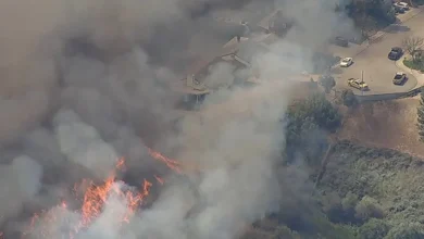 Brush fire erupts near homes in Simi Valley