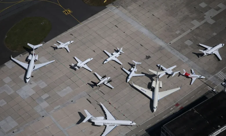Can we see the apocalypse coming by tracking billionaires’ jets?