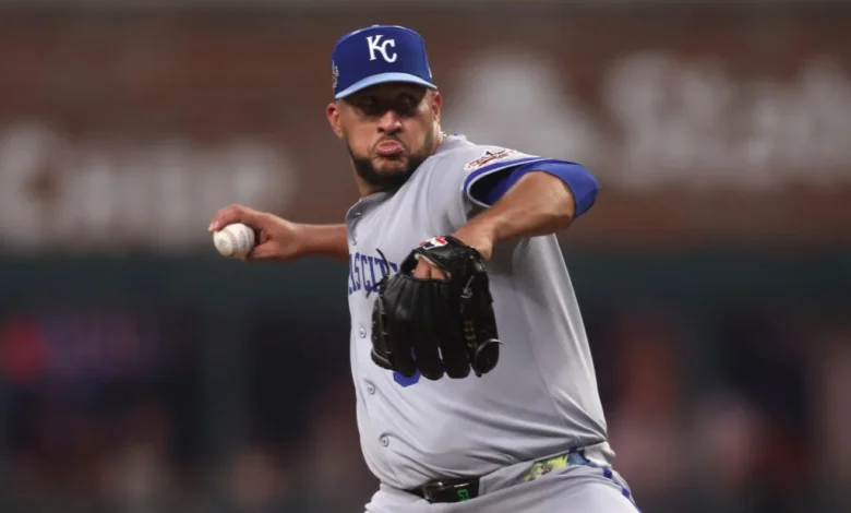 Carlos Estévez Diagnosed With Rotator Cuff Strain