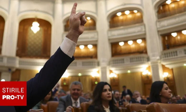 Ce se întâmplă dacă pică Guvernul lui Ilie Bolojan după moțiunea de cenzură. Ce prevede Constituția