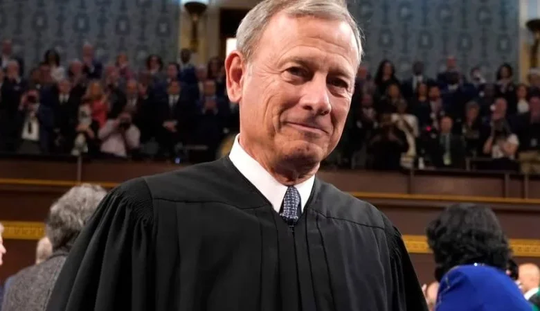 Con un fallo que revierte protecciones para votantes negros y latinos, avanza el legado de John Roberts en la Corte Suprema