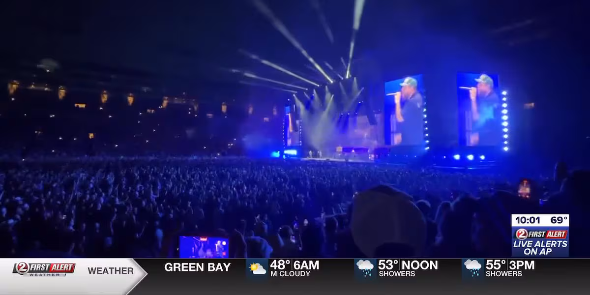 Country fans pack Lambeau Field for night 2 of Luke Combs