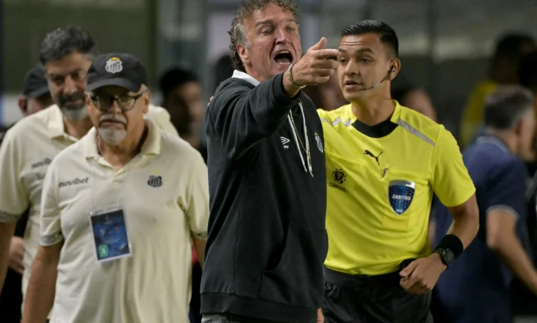Cuca aponta desequilíbrio no elenco do Santos e justifica substituições: “Acham que sou burro?”