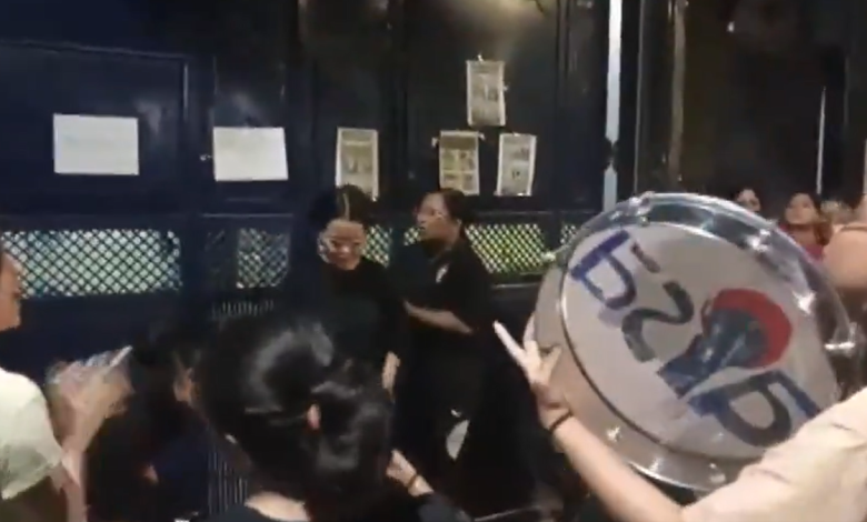 DU hostlers observe nightlong sit-in over lack of water, forced eviction