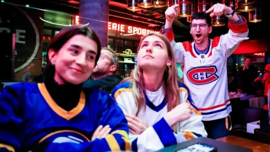 Dans la peau de l'ennemi | La Presse porte le chandail des Sabres au centre-ville de Montréal