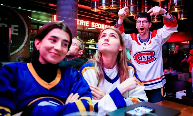Dans la peau de l'ennemi | La Presse porte le chandail des Sabres au centre-ville de Montréal