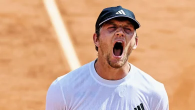 Davidovich Fokina battles cramps, saves match point to advance at Roland-Garros