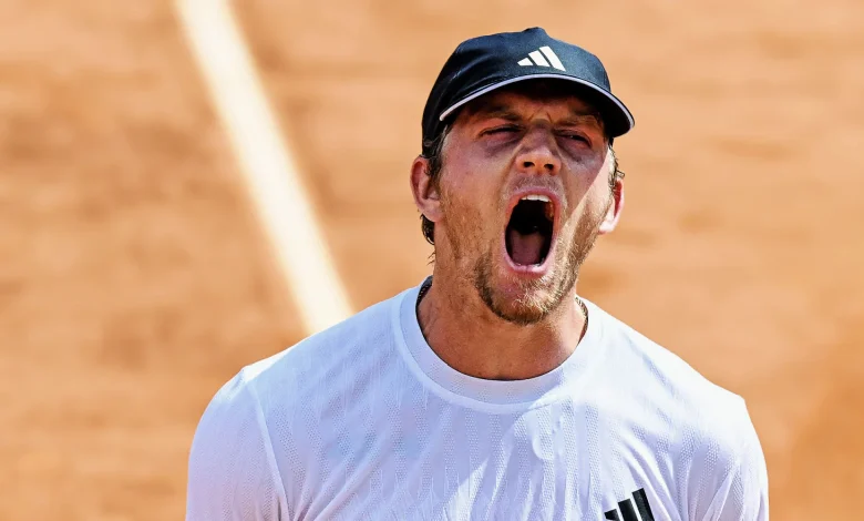 Davidovich Fokina battles cramps, saves match point to advance at Roland-Garros