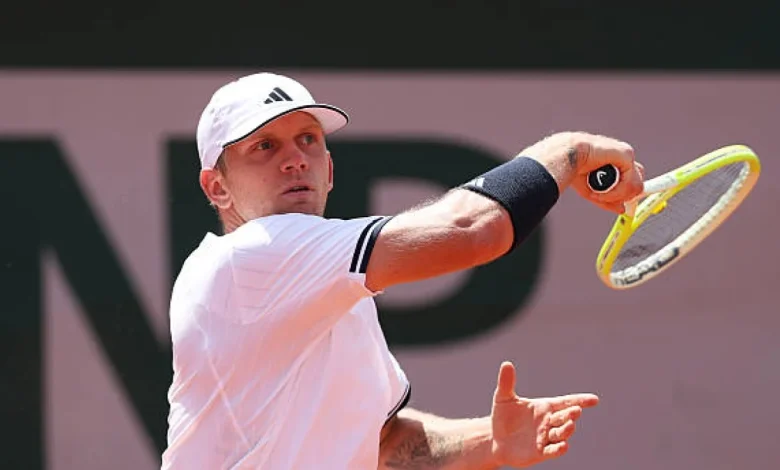 Davidovich pulls off an epic performance to survive against Dzumhur at Roland Garros. Translation: Davidovich tire une performance épique pour survivre contre Dzumhur à Roland Garros