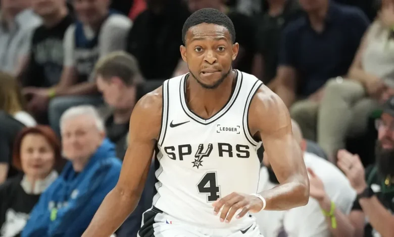 De'Aaron Fox injury update: Spurs star hobbles to locker room