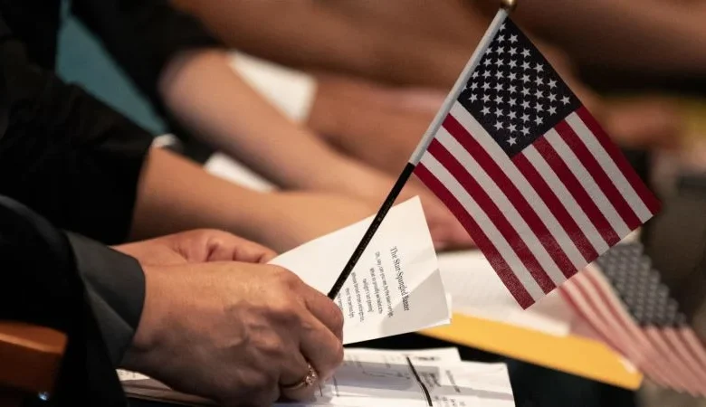 Dice que pagó más de US$ 10.000 en trámites y abogados, pero su proceso inmigratorio sigue en suspenso