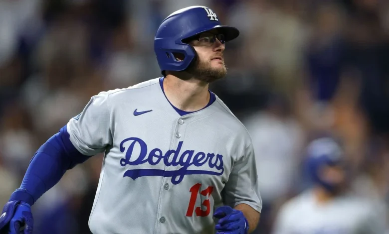 Dodgers' Muncy exits vs. Brewers after getting hit by a pitch