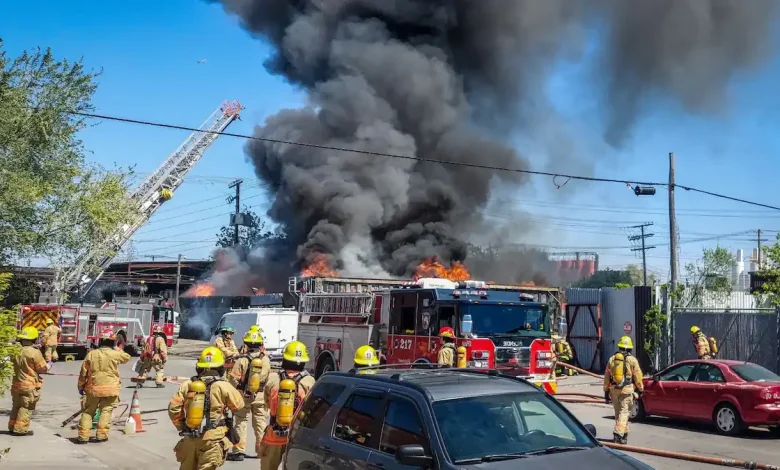 EN IMAGES | Un feu éclate dans la cour d’une entreprise de recyclage à Montréal-Nord