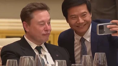 Elon Musk’s Awkward Selfie Moment With a Chinese Billionaire in Beijing