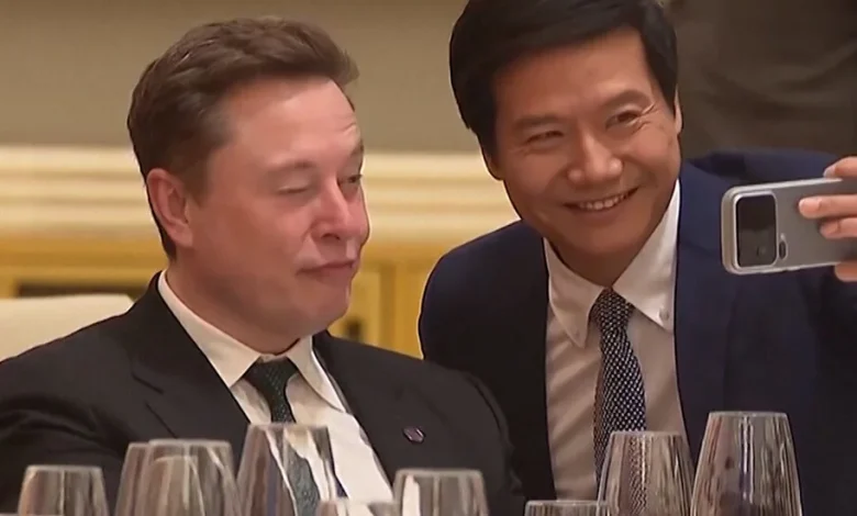 Elon Musk’s Awkward Selfie Moment With a Chinese Billionaire in Beijing