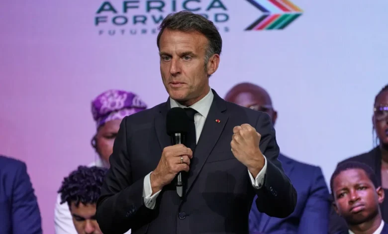 En visite au Kenya | Emmanuel Macron rappelle une foule à l’ordre durant une conférence