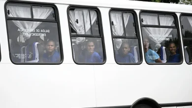 Entre la zozobra, familiares piden respuestas por los reclusos que tomaron una cárcel en Venezuela