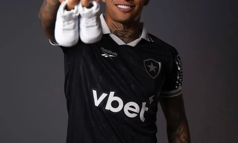 Ex-Botafogo, Igor Jesus celebra nascimento do primeiro filho