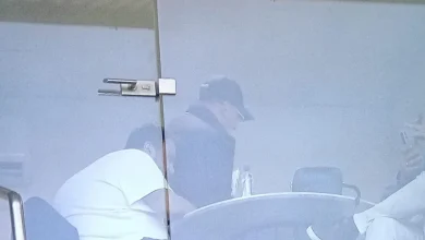 Ex-controlador do Botafogo, John Textor assiste a jogo em Portugal ao lado de Evangelos Marinakis