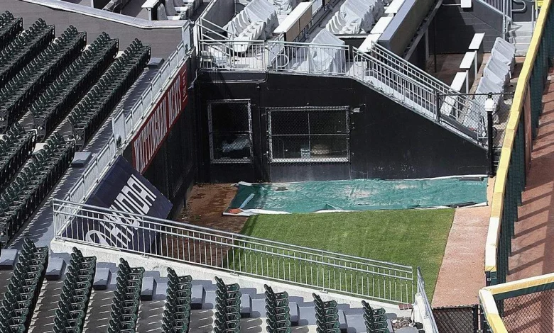 Fan falls into Royals bullpen at Rate Field during game