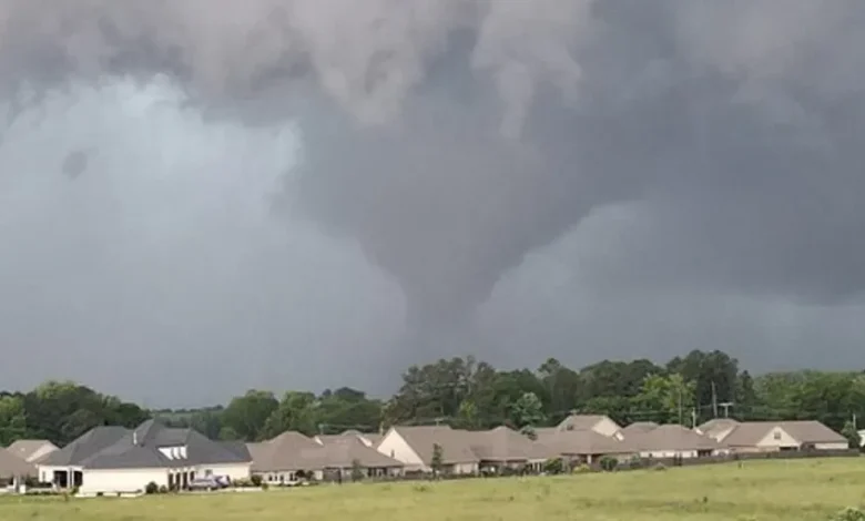 Florida, Georgia and the Carolinas on alert for damaging winds, possible tornadoes as severe storms march east