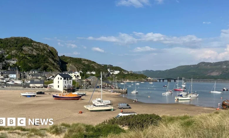 Gwynedd: Murder arrest after police called to Barmouth beach