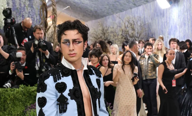 Heated Rivalry’s Hudson Williams Turns Into a (Shirtless) Matador at the 2026 Met Gala