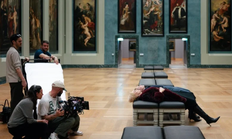How the 'Hacks' Series Finale Shot in the Louvre After the Heist
