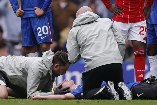 Inquiétude pour le jeune de Chelsea Jessy Derry, sorti sur civière pour sa première apparition en Premier League face à Nottingham