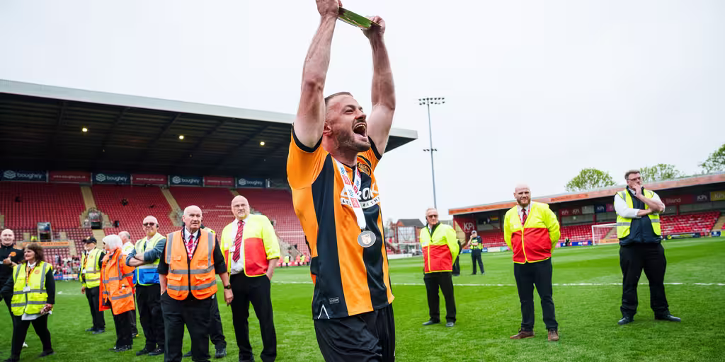 James Gibbons to leave the U's